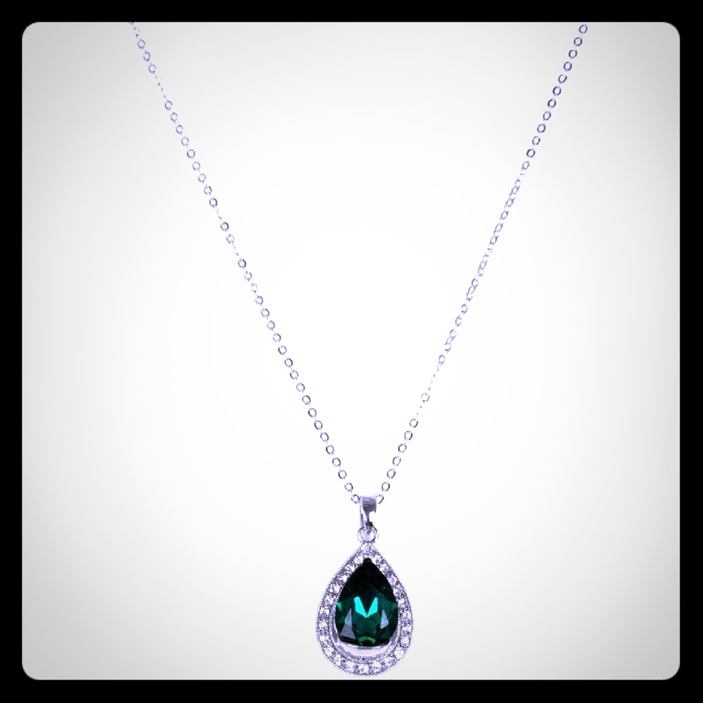 Beautiful emerald green necklace